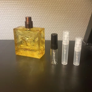Versace parfym 2/3/4 ml - Snygg Versace parfymflaska i gult glas, säljs tillsammans med tre praktiska provflaskor. Perfekt för dig som vill testa eller ta med doften på språng. Märket är tydligt på flaskan, vilket ger en lyxig känsla.