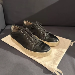 Svarta Lanvins  - Svarta sneakers från Lanvin! Riktigt feta och självklart äkta dock är dom ganska använda men ändå väldigt fint skick. Priset kan sänkas vid snabb affär!