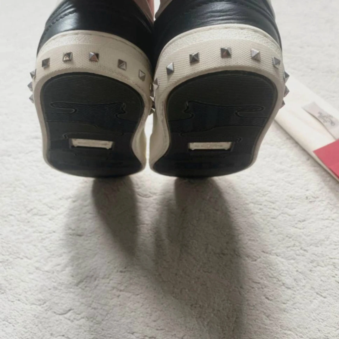 Valentino Garavani svartvita sneakers - 1