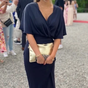 Marinblå balklänning - Säljer min jättefina balklänning från bubblerooom som kostade 1399kr, använd en gång på balen, är i väldigt bra skick. I storlek S/36, är 161cm lång och kunde ha höga klackar. Klänningen är väldigt bekväm och vad skön att ha hela kvällen. Skriv för fler bilder.