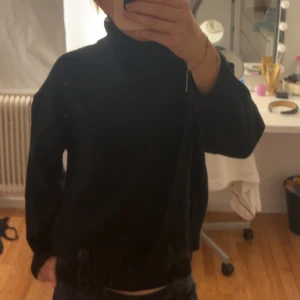 Svart polotröja i stickat material - Svart stickad vanlig polotröja som inte kommer till användning inga slitningar eller hål då jag aldrig använt den ba testat då jag inte gillar polotröjor💗