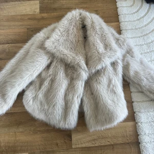 Beige pälsjacka - Jag säljer denna pälsjacka som jag köpt på vinted, det ska va storlek S från Zara enligt den gamla ägaren! Skriv privat för fler bilder eller info🤍