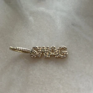 Ioaku örhänge - Söt örhänge där det står swag på i diamanter. Säljer bara 1!! ❤️ 