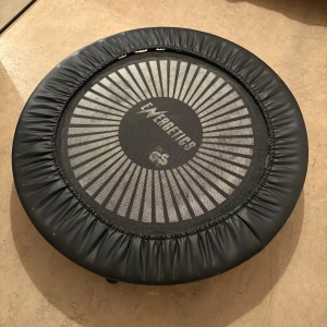Mini Trampoline - Energetics mini-trampolin för inomhusträning. Stabil konstruktion med sex ben och slitstark hoppmatta. I gott bruksskick. Perfekt för kondition, balans och hemmaträning. Eller underhållning för barn. 