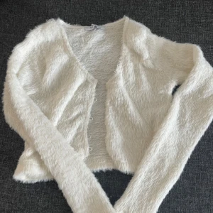 Skickad tröja  - Detta är en stickad tröja men som är som en topp typ, den är kortare i magen men superskönt material! Storlek XS 