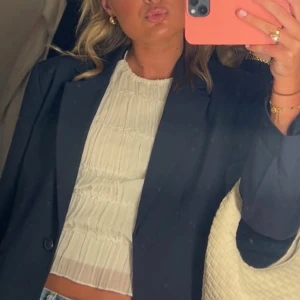 Mörkblå nakd kavaj - Superfin mörkblå kavaj från nakd i kortare model ❣️