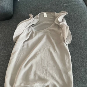 T-shirt  - En jätte fin T-shirt/ blus från Vila! Superfina detaljer på armarna som gör den speciell! Storlek M! 