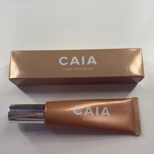 Caia liquid highlighter - Säljer en Caia liquid highlighter i färgen pearl swirl som endast är testad en gång på handen💗väldigt söt färg som är lite ljus guldig, nypris är 345 kr