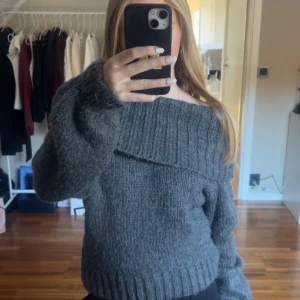 Grå offshoulder stickad tröja - Mysig grå stickad tröja med bred ribbad kant och offshoulder-design. Från Gina Tricot i XS och inte använd så mycket.