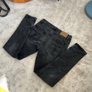 Tiger of Sweden jeans - Säljer ett fint par Tiger of Sweden jeans🐅med svart tvätt. Modellen är Pistolero och storleken W31 L32. Om ni har frågor är det bara att höra av sig. Priset går alltid att diskutera:)    Här även ett annat par tiger of Sweden jeans på min profil!!!!!!