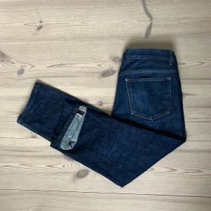 APC selvedge jeans  - APC selvedge jeans i bra skick, börjar få en fade. Längre man har på de så får de mer fade. Hör av er vid frågor! W29 L30