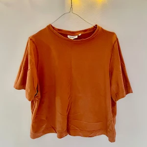 T-shirt  Weekday - Rostbrun t-shirt från Weekday. 