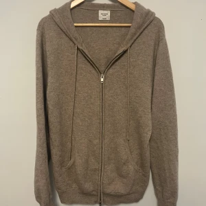 John henric Kashmir - Säljer min asfeta John henric kashmir zip hoodie som är i otroligt bra skick. Har använts men är fortfarande riktigt fin och finns inga defekter. Nypriset ligger runt 2300kr. Hör av er vid frågor och funderingar.🤝