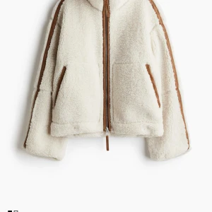 SÖKER denna vita teddyjacka med bruna detaljer - SÖKER denna jacka i xs eller s. Max pris 500 🙂
