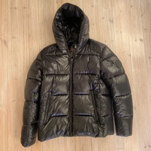  Save The Duck jacka  - Säljer denna vinterjacka från Save The Duck i storlek M. Den är väldigt varm och skön och perfekt för kalla vinter dagar. Nypris 3499 : Mitt pris 1999. 10/10 skick, inga deffekter. Köpt förra vintern men bara använd en gång då den var lite för liten för mig och hängt i garderoben sen dess. Annars vid övriga frågor är det bara att ställa dem.