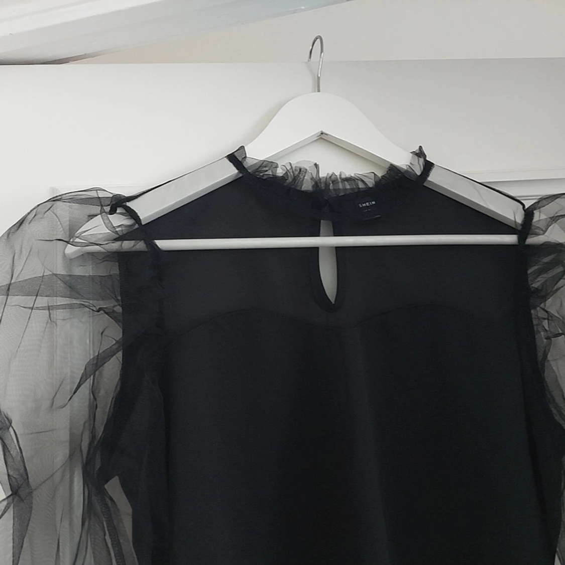 Svart blus med puffiga meshärmar - 4