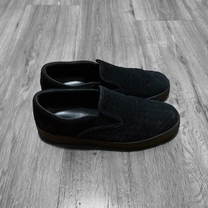 Bottega Veneta Loafers - Säljer ett par riktigt feta och stilrena loafers i mocka från lyxmärket Bottega Veneta. Väldigt bra skick, enda tecknet på användning är lite heel drag. Dessa är självklart äkta,pris kan diskuteras😉