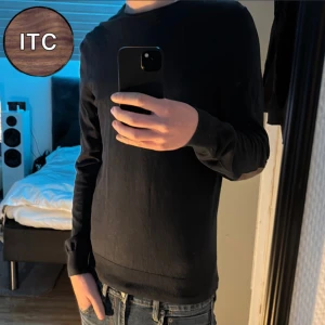 Massimodutti Tröja - Riktigt snygg mörkblå tröja från massimodutti med bruna detaljer på armbågen!