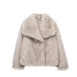 Beige pälsjacka - Liknar Zaras fluffiga beigea pälsjacka. Jackan är oversized och perfekt för vintern, aldrig använd. Nypris: 750
