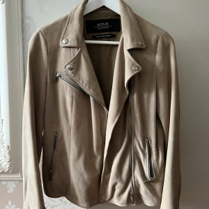 Beige mockajacka från Replay - Äldre modell av Replay, lite små fläckar men de syns inte tydligt! I övrigt fint skick. 