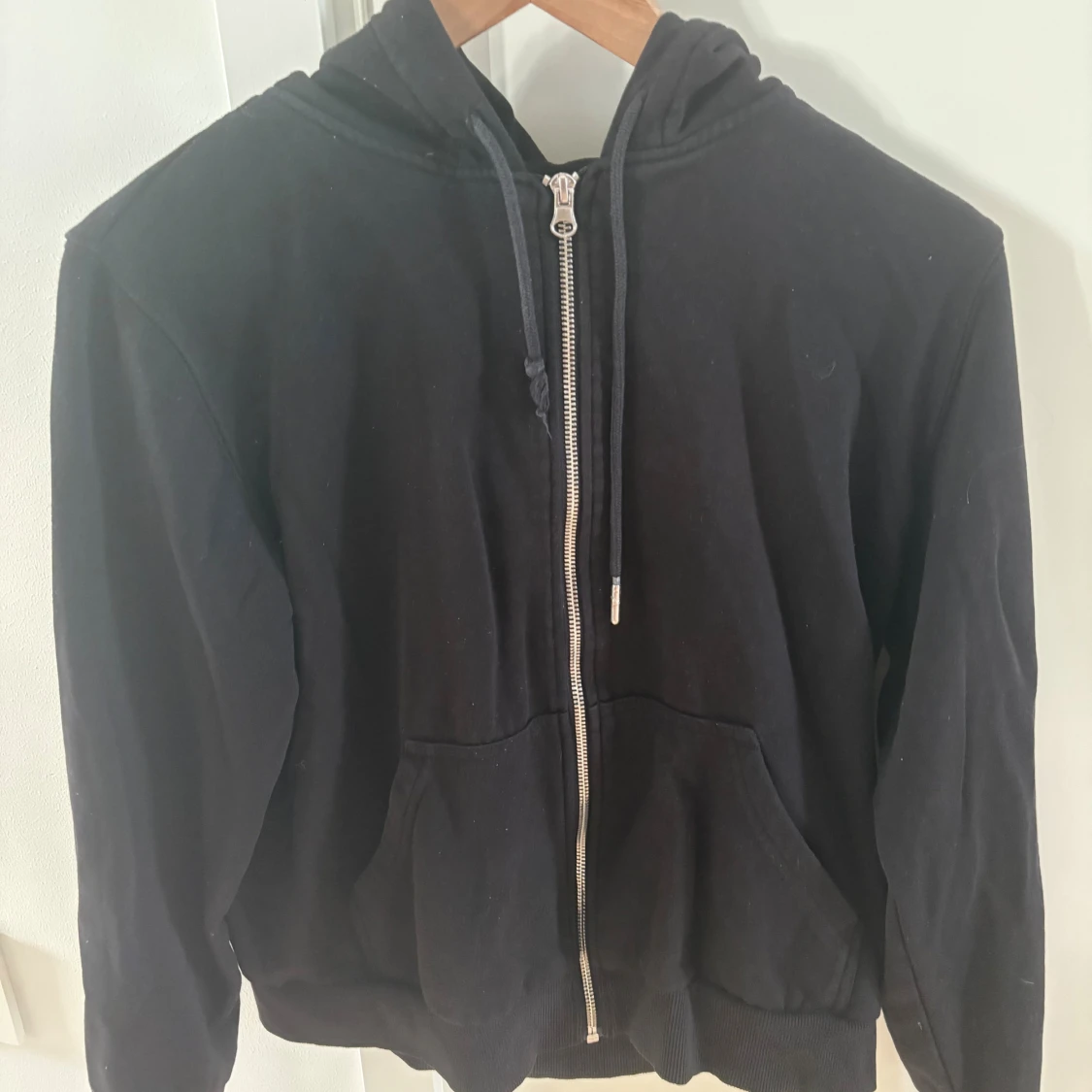 Svart zip hoodie
