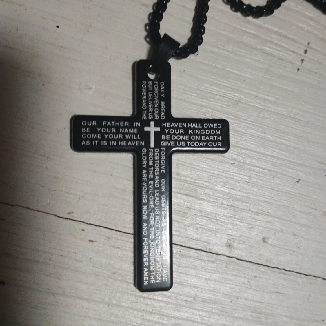 Svart korshalsband med ingraverad text