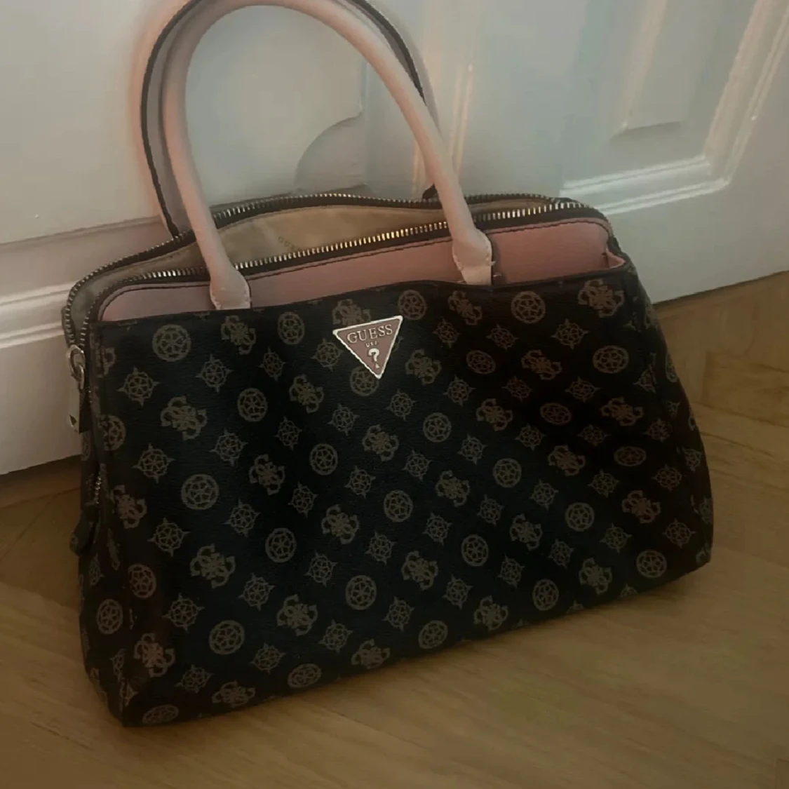 Svart handväska från Guess med mönster