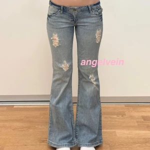 håliga vintage jeans med låg midja och revor - snygga väldigt lågmidjade bootcut jeans med stretch, sitter jättebra 🪽midja 38 midjehöjd 17 innerben 70 lår 26 benöppning 24 cm