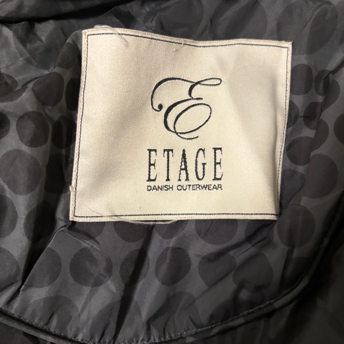 Svart prickig pufferjacka från Etage - 2