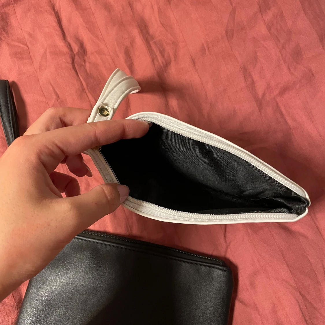 Svart och vit kuvertväska med dragkedja - 1