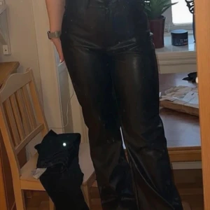 Läderbyxor - Läderbyxor från Madlady, använd fåtalgånger, var för stora på mig. Raka i modell.