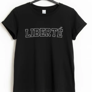 Svart t-shirt LIBERTÉ Gina Tricot - Svart t-shirt från Gina Tricot med trycket LIBERTÉ i vitt på bröstet. Klassisk rund halsringning och korta ärmar med uppvik. Skön och mjuk bomullskvalitet, perfekt till jeans eller kjol.