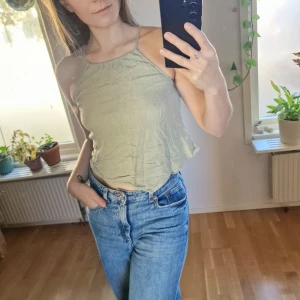 Grön tunnt linne - Ljusgrön topp, med v-linje i nederkant fram. Supersnygg, men har blivit för liten för mig. (De 2a och 3e bilderna är tyvärr väldigt dåligt ljus. Första bilden representerar färgen bra)