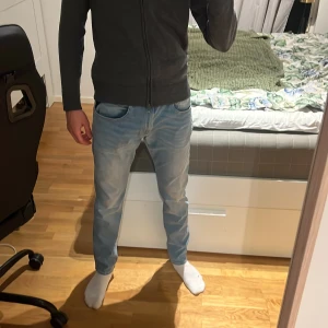 Replay Anbass ljusblå jeans herr - Säljer ett par Replay Anbass jeans i ljusblå tvätt. Klassisk femficksmodell med normal passform och raka ben. Jeansen är tillverkade i mjuk bomullsdenim med lite stretch för extra komfort. Perfekta för dig som gillar en clean och stilren look. nyskick nyaste modellen med Scan! W32 L32