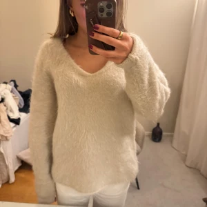Tröja i mohair  - SLUTSÅLD!🥹Säljer mohair stickad tröja i nytt skick, köpt för 1200.