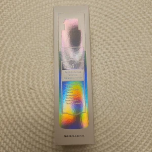 Klairs Freshly Juiced Vitamin Charging Serum 30ml - Klairs Freshly Juiced Vitamin Charging Serum är en serum som hjälper till att ljusa upp och strama upp huden. Den förbättrar hudens textur och har en antioxidant formula. Produkten är testad för hudirritation. Innehåller 30 ml.  Ord pris 499kr