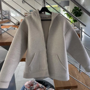 Hoodiejacka - Cool jacka som är som en hoodie fast i jackform. Använd sparsamt, så den är i fint skick. 