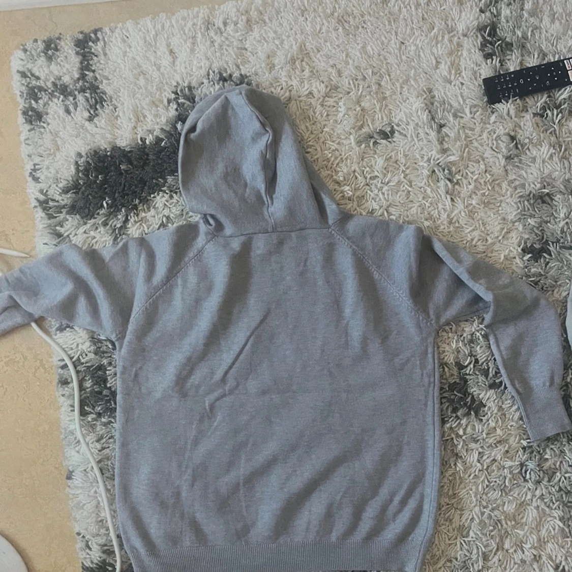 Grå hoodie med huva och snörning - 1