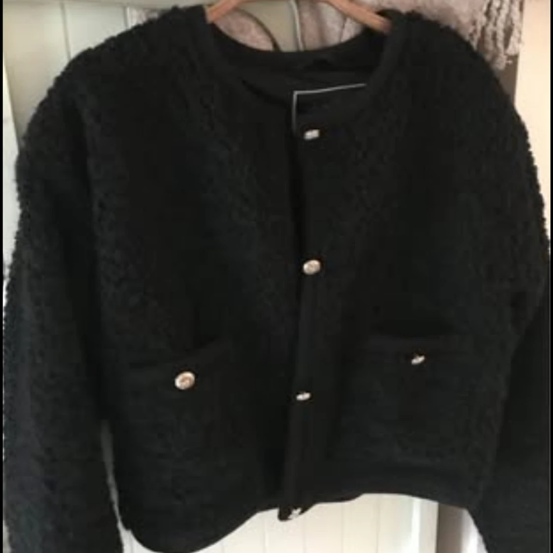 Svart teddyjacka med guldknappar - 1