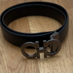 Feragmo bälte - Snyggt fergamo bälte, i en stilren mörk silver färg. Bältet är sparsamt användt och funkar till nästan alla  outfits. Pris kan diskuteras 