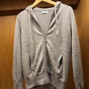 Beige soft goat zip hoodie cashmere - Beige zip hoodie från soft goat I cashmere. Storlek m/164