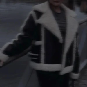 Svart teddyjacka från Gina Tricot - Säljer en svart teddyjacka med stora vita teddy-detaljer från Gina Tricot. Jackan har bred krage, dragkedja och coola kontraster mellan det svarta skinnliknande materialet och den fluffiga teddytexturen. Perfekt för dig som vill sticka ut i höst och vinter.