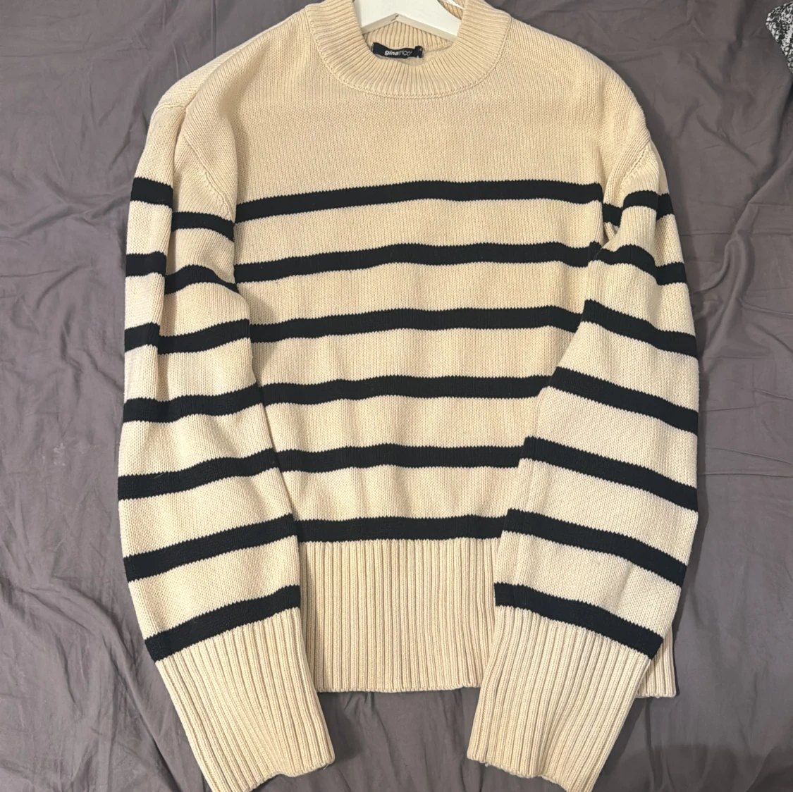 Beige och svart randig stickad tröja