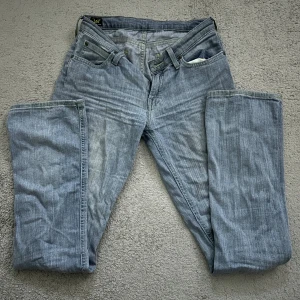 Bootcut jeans - Så snygga bootcut jeans från Lee. Säljer då de tyvärr är för små. står ingen storlek i jeansen men skulle säga att de är ungefär storlek 34/36! Dragkedjan är sönder!! Inget som syns tydligt och går enkelt att fixa. Hör gärna av er för fler bilder