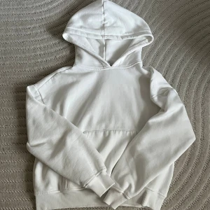 Vit hoodie - Hoodie från Lager 157!! Använd köp nu 💗