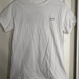 Vit Hov1 tour t-shirt med krona - Vit tour merch från 2023, köpt på betongsparks konserten. Aldrig använt. Finns katt i hem 