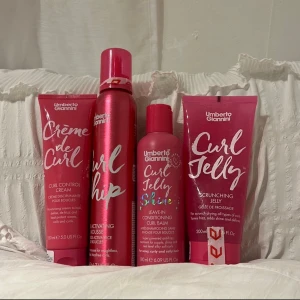 Umberto Giannini Curl Styling Kit - Fyra rosa hårprodukter från Umberto Giannini för lockigt hår: Curl Control Cream, Activating Mousse, Curl Jelly Shine leave-in balsam och Curl Jelly Scrunching Jelly. Perfekt för att definiera, återfukta och ge glans till lockar.