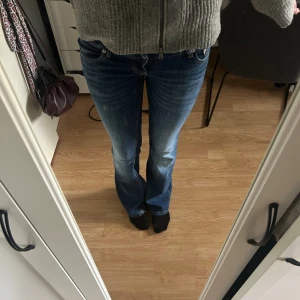 Blå bootcut jeans med låg midja från lager 157 - Säljer ett par blå jeans med snygg bootcut och låg midja. Aldrig använda❣️SKRIV INNAN OM DU VILL KÖPA!