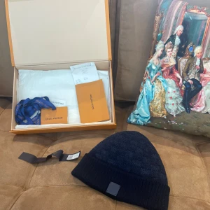 Louis Vuitton mössa  - Louis Vuitton banie NAVY BLUE, sällsynt färg, kommer med Kvittot och allt från butiken som visas på bild 2