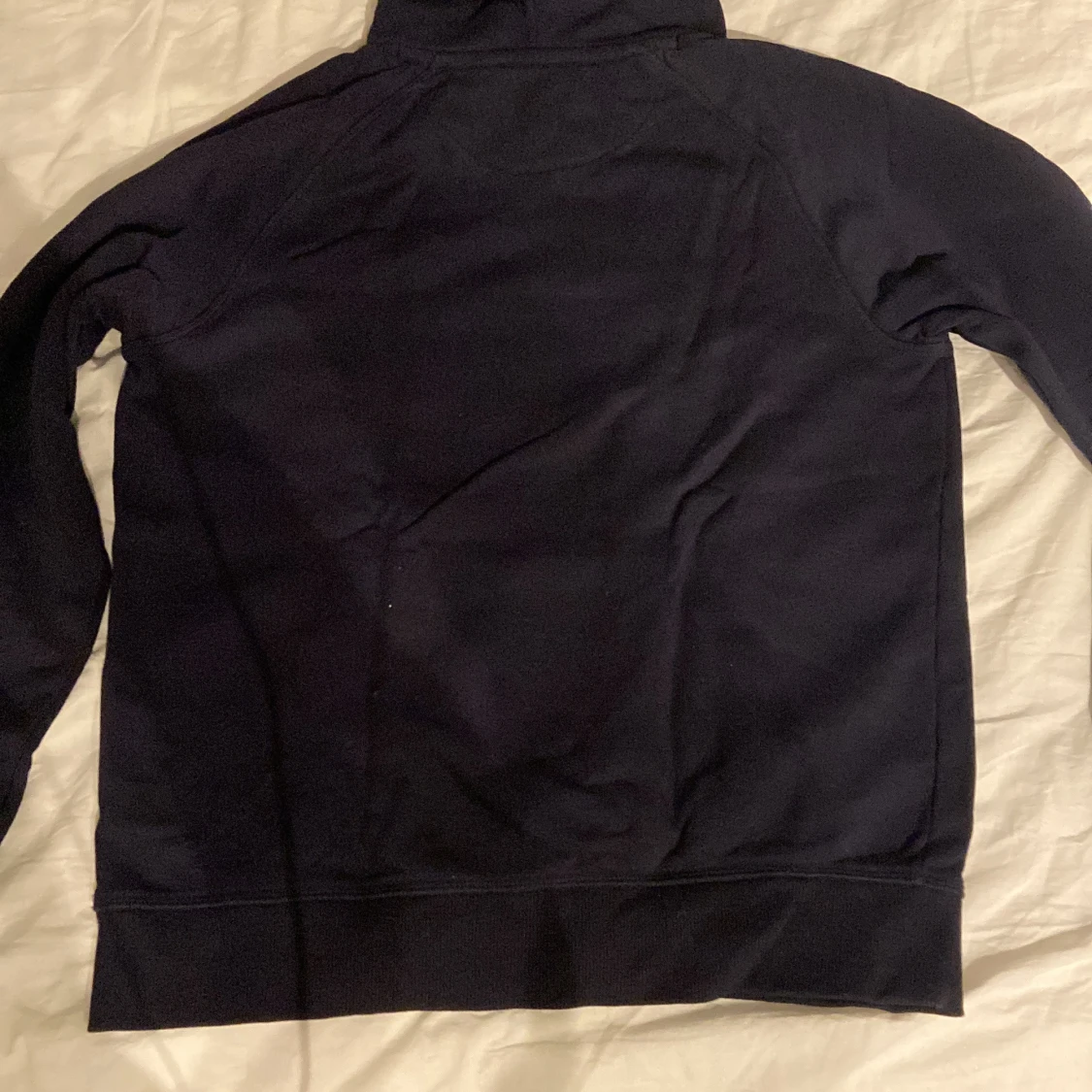 Mörkblå hoodie från GANT - 2